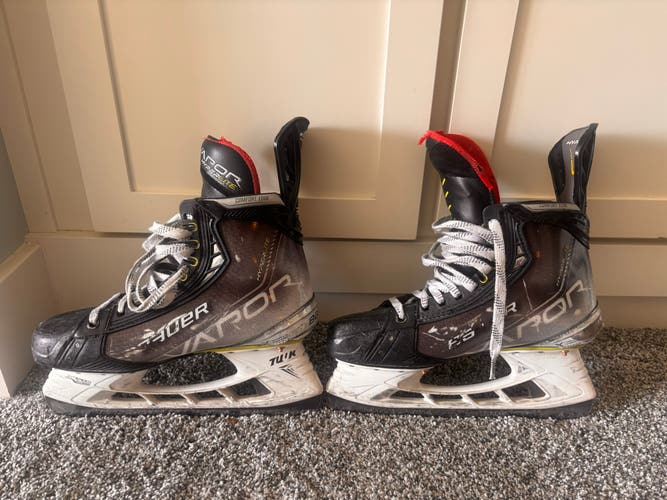 Bauer Vapor Hyperlite Hockey Skates   7 (Used)