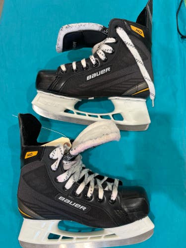 Intermediate Bauer Supreme 140 Hockey Skates Regular Width Size 5 (Used)