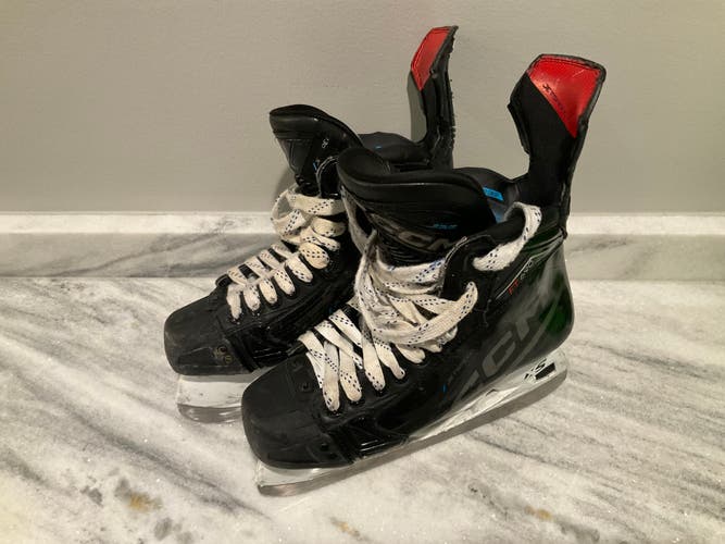 2023 CCM JetSpeed FT690 Hockey Skates Regular Width 6 (Used)