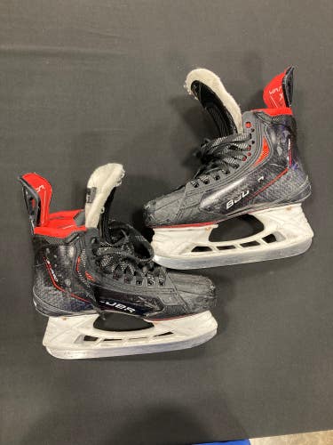 Intermediate Bauer Vapor 3X Pro Hockey Skates Size 4.5 (Used)