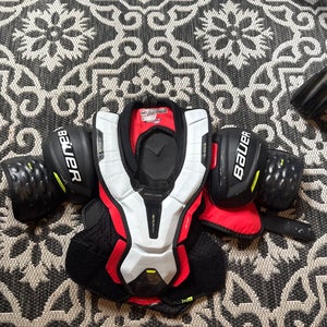 Intermediate Medium Bauer Vapor Hyperlite Shoulder Pads (Used)