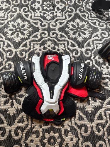Intermediate Medium Bauer Vapor Hyperlite Shoulder Pads (Used)