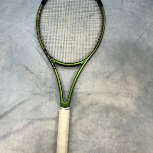 Unisex Wilson Blade 104 v8 Tennis Racquet (Used)