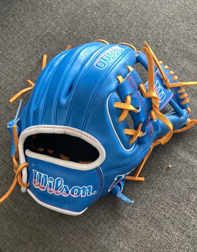 Wilson RH Infield A2000 Baseball Glove 11.25" (Used)
