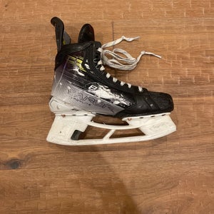 2023 Bauer Vapor Hyperlite 2 Hockey Skates Regular Width 8 (Used)