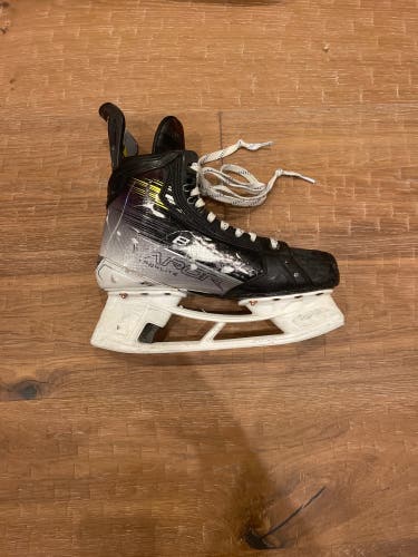 2023 Bauer Vapor Hyperlite 2 Hockey Skates Regular Width 8 (Used)