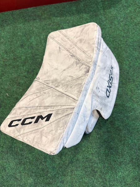 White Junior CCM Axis 2.5 Goalie Blocker Regular (Used)