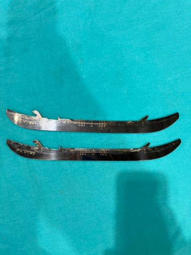 Bauer Fly-Ti Holders, Runners, & Replacement Steel Blades 246 mm (Used)