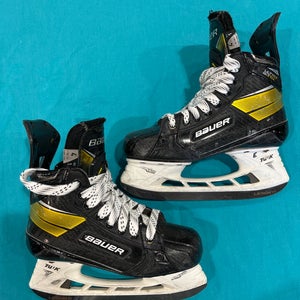 Intermediate Bauer Supreme UltraSonic Hockey Skates Size 4 (Used)