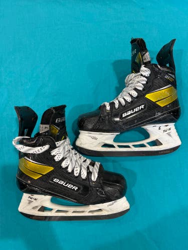Intermediate Bauer Supreme UltraSonic Hockey Skates Size 4 (Used)