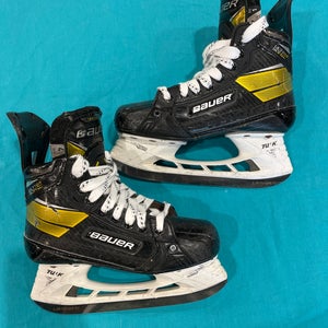 Intermediate Bauer Supreme UltraSonic Hockey Skates Size 4 (Used)