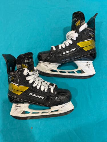 Intermediate Bauer Supreme UltraSonic Hockey Skates Size 4 (Used)