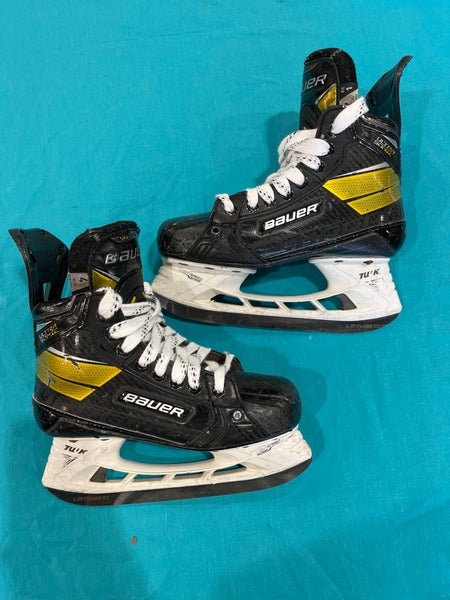 Intermediate Bauer Supreme UltraSonic Hockey Skates Size 4 (Used)