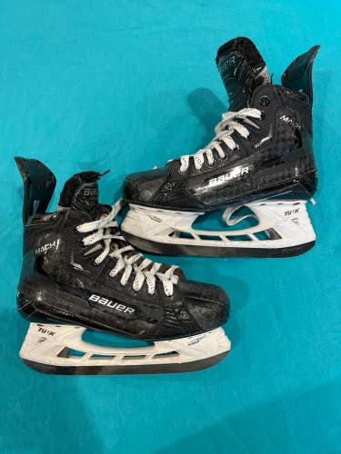 Intermediate Bauer Supreme Mach Hockey Skates Size 5.5 (Used)