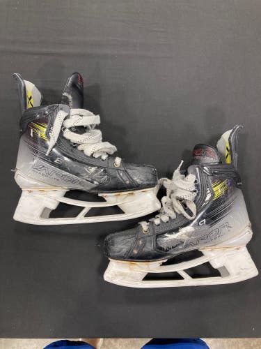 Senior Bauer Vapor Hyperlite 2 Hockey Skates 7.5 (Used)