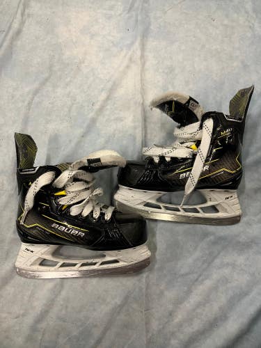 Youth Bauer Supreme M40 Hockey Skates Regular Width 13 (Used)