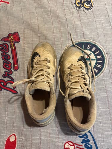 White Men's Size M 11.0 (W 12.0) Adult Nike Low Top Alpha Huarache Elite 4 Turf Turf Cleats (Used)