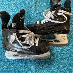 Intermediate Bauer Supreme Mach Hockey Skates Size 4 (Used)