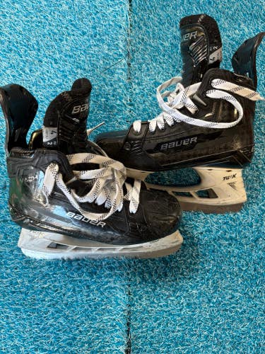 Intermediate Bauer Supreme Mach Hockey Skates Size 4 (Used)