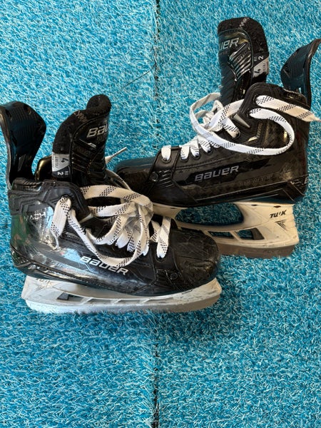 Intermediate Bauer Supreme Mach Hockey Skates Size 4 (Used)