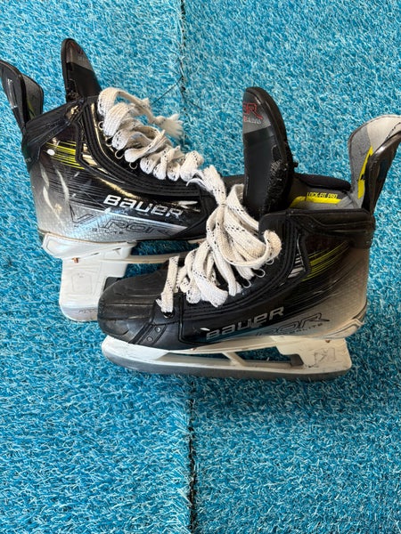 Intermediate Bauer Vapor Hyperlite 2 Hockey Skates Size 5.5 (Used)