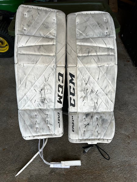 31" CCM Eflex 6 Goalie Leg Pads (Used)