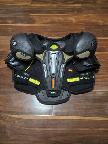 Small Senior CCM Tacks AS-V Shoulder Pads (Used)