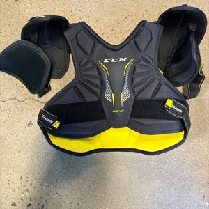 Medium Junior CCM Tacks 9040 Shoulder Pads (Used)