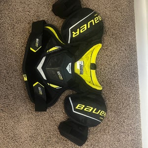 Youth Medium Bauer Supreme Ultrasonic Shoulder Pads (Used)