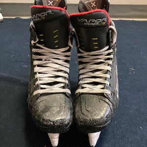 Intermediate Bauer Vapor Hyperlite Hockey Skates Size 5 (Used)