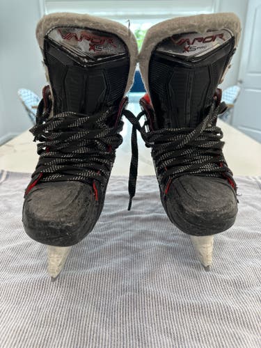 Bauer Vapor x5 pro Hockey Skates Regular Width Size 1.5 (Used)