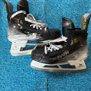 Bauer Vapor Hyperlite 2 Hockey Skates | Senior Size 9.5 (Used)