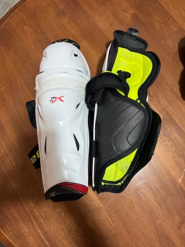 Intermediate Bauer Vapor 2x 12" Shin Pads (Used)