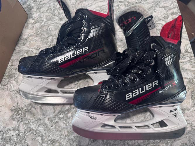 Bauer Vapor X 4 Hockey Skates Intermediate Size 4 (Used)