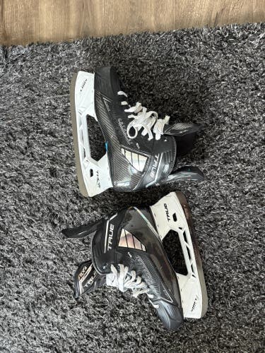 2025 True Catalyst 9X4 Hockey Skates Wide Width 9 (Used)