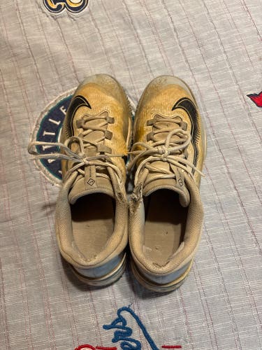White Men's Size M 11.5 (W 12.5) Adult Nike Low Top Alpha Huarache Elite 4 Turf Turf Cleats (Used)