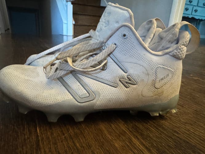 White Men's Size M 11.0 (W 12.0) Adult New Balance Mid Top Freeze Turf Cleats (Used)