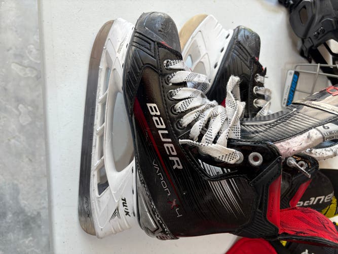 Bauer Vapor 4 Hockey Skates Regular Width Size 6 (Used)
