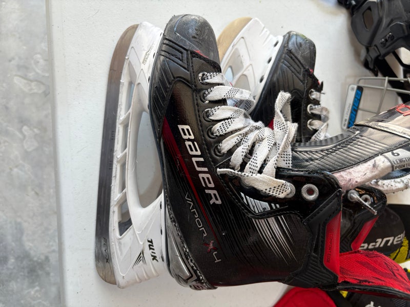 Bauer Vapor 4 Hockey Skates Regular Width 6 (Used)