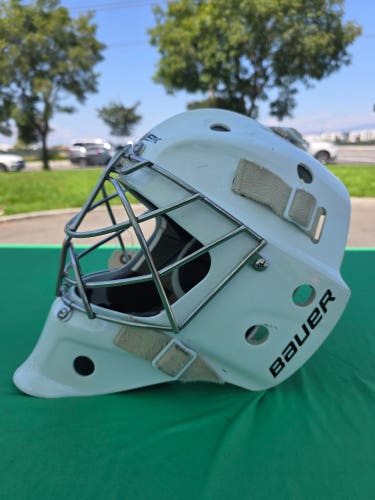 White Intermediate Bauer 940 Goalie Mask (Used)