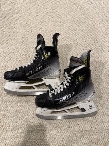 Bauer Vapor Hyperlite 2 Hockey Skates - Size 8 Fit 2 (Slightly Used)