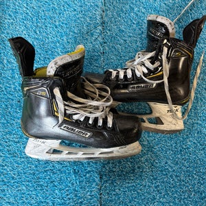 Senior Bauer Supreme 2S Hockey Skates Regular Width 7 (Used)