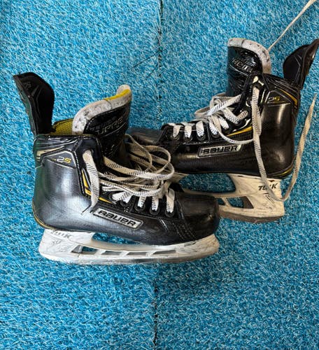Senior Bauer Supreme 2S Hockey Skates Regular Width 7 (Used)