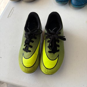 Green Unisex  Nike Molded Cleats Cleats (Used)