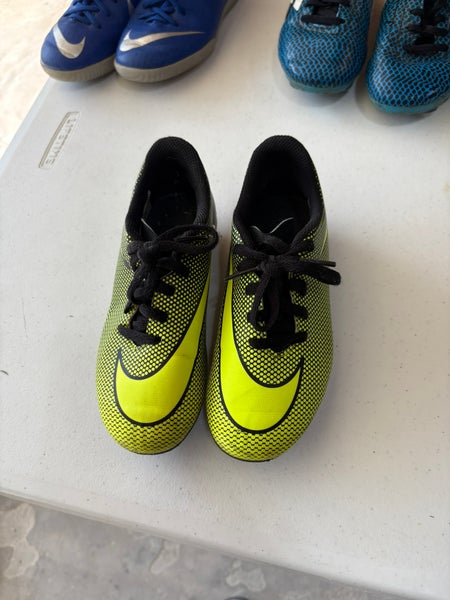 Green Unisex  Nike Molded Cleats Cleats (Used)