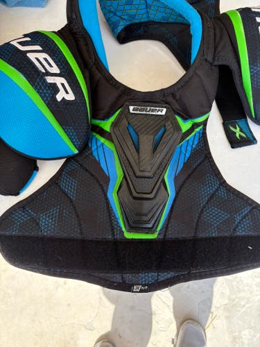 Junior Medium Bauer NSX Shoulder Pads (Used)