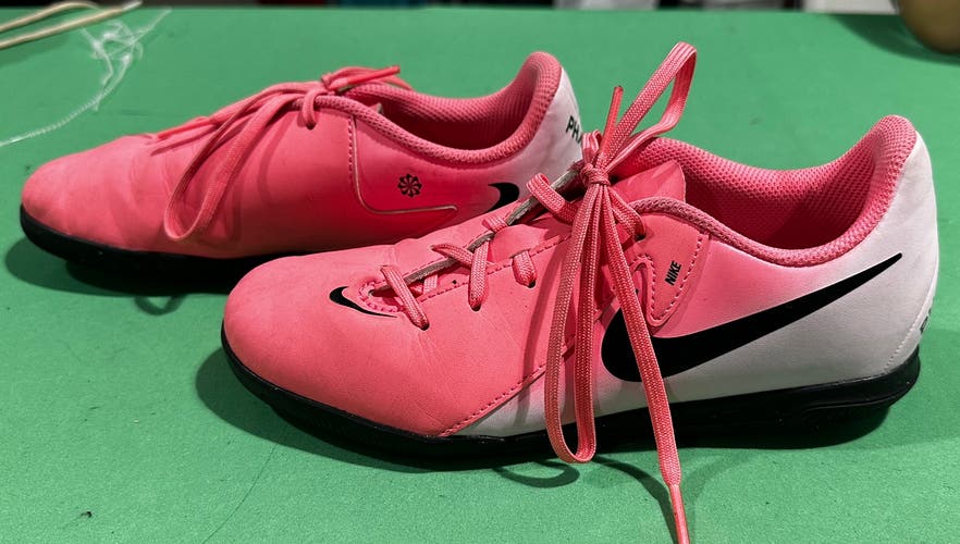Pink BOYS YOUTH Size M 2.5 (W 3.5) Nike Phantom GX Cleats Turf Cleats (Used)