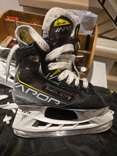2024 Bauer Vapor 3X Hockey Skates Regular Width Size 1 (Used)