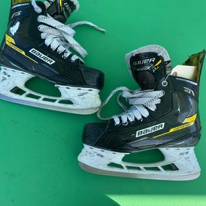 Intermediate Bauer Supreme M3 Hockey Skates Regular Width Size 5