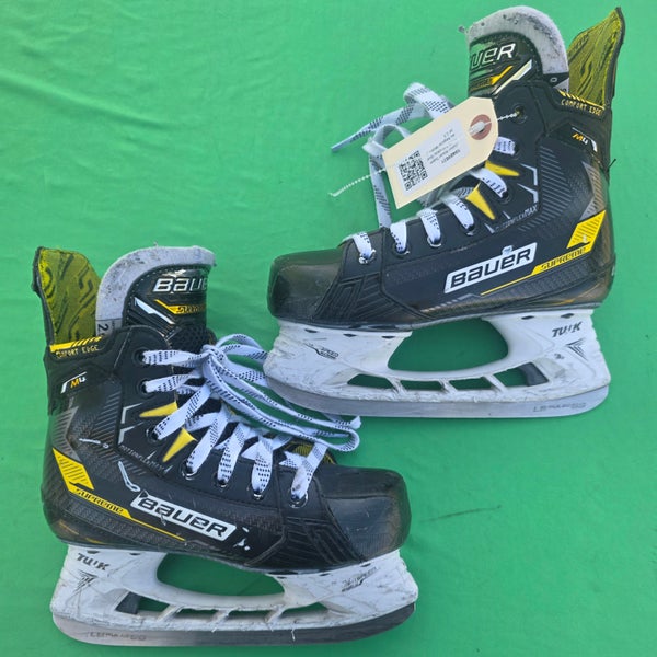 Junior Bauer Supreme M4 Hockey Skates Regular Width Size 2.5